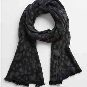 NWT GAP Print Fringe Scarf in Charcoal Gray Leopard